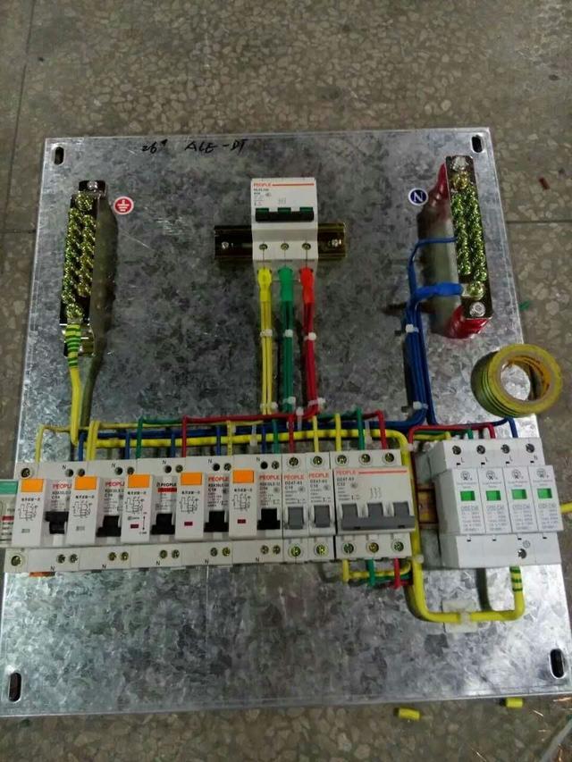 跟著師傅學(xué)做配電箱，看到師傅的手藝，我不好意思開始